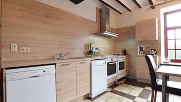 Een koelkast, een microgolfoven, een oven, een kookplaat