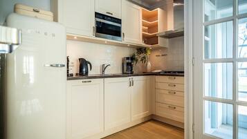 Kühlschrank, Mikrowelle, Herdplatte, Geschirrspüler