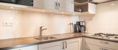 Fridge, microwave, stovetop, dishwasher