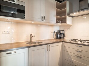 Réfrigérateur, micro-ondes, plaque de cuisson, lave-vaisselle