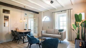 Een televisie en een tafeltennistafel