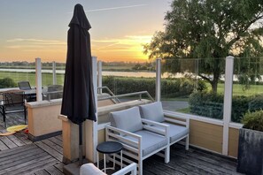 Outdoor dining - Boathouse Villa near Stavoren with view (Stavoren)