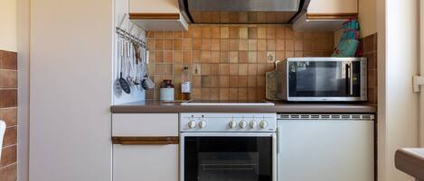 Een koelkast, een magnetron, een oven, een kookplaat