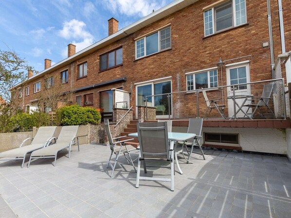 Outdoor dining - Nice holiday home in Ostend by the sea with a terrace (Oostende)