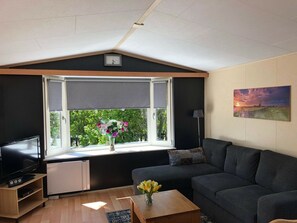 TV - Chalet in Wiringherlant with Garden Terrace (Hippolytushoef)