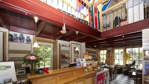 Een restaurant met een geruit vloertje, een houten toonbank en diverse objecten in etalage.