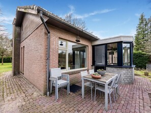 Outdoor dining - Merksplas Villa with Terrace (Merksplas)