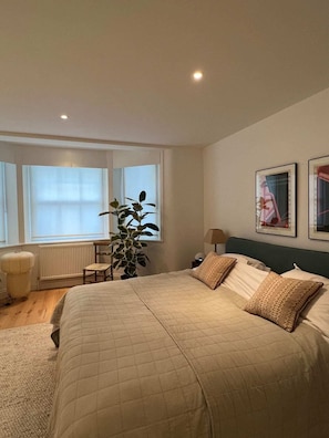 Basic Apartment, 1 King Bed | 1 bedroom, bed sheets - Spacious and Bright 1 Bedroom Flat in Notting Hill (London)