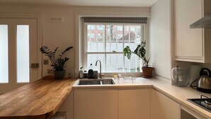 Departamento básico, 1 cama King size | Cocina privada