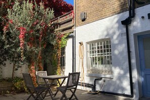 Basic Apartment, 1 King Bed | Property grounds - Spacious and Bright 1 Bedroom Flat in Notting Hill (London)