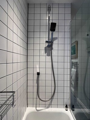 Basic Apartment, 1 King Bed | Bathroom | Shower, hair dryer, towels, soap - Spacious and Bright 1 Bedroom Flat in Notting Hill (London)
