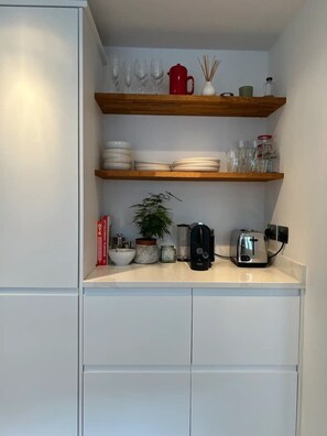 Basic Apartment, 1 King Bed | Private kitchen | Fridge, oven, stovetop, dishwasher - Spacious and Bright 1 Bedroom Flat in Notting Hill (London)