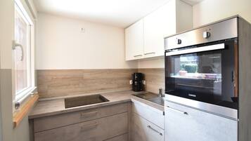 Fridge, oven, stovetop, coffee/tea maker