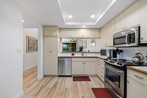 冰箱、微波炉、烤箱、炉灶