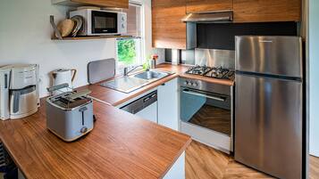 Een koelkast, een magnetron, een oven, een kookplaat