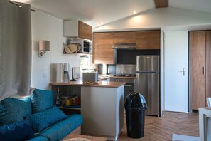 Een koelkast, een magnetron, een oven, een kookplaat