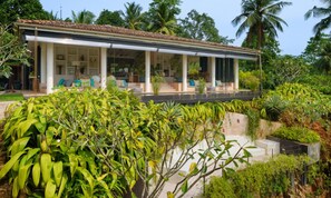 Villa | 5 bedrooms - Cool and Contemporary Hilltop Villa With Ocean Views (Unawatuna)