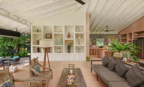 Villa | 5 bedrooms - Cool and Contemporary Hilltop Villa With Ocean Views (Unawatuna)