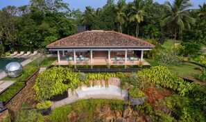 5 bedrooms - Cool and Contemporary Hilltop Villa With Ocean Views (Unawatuna)