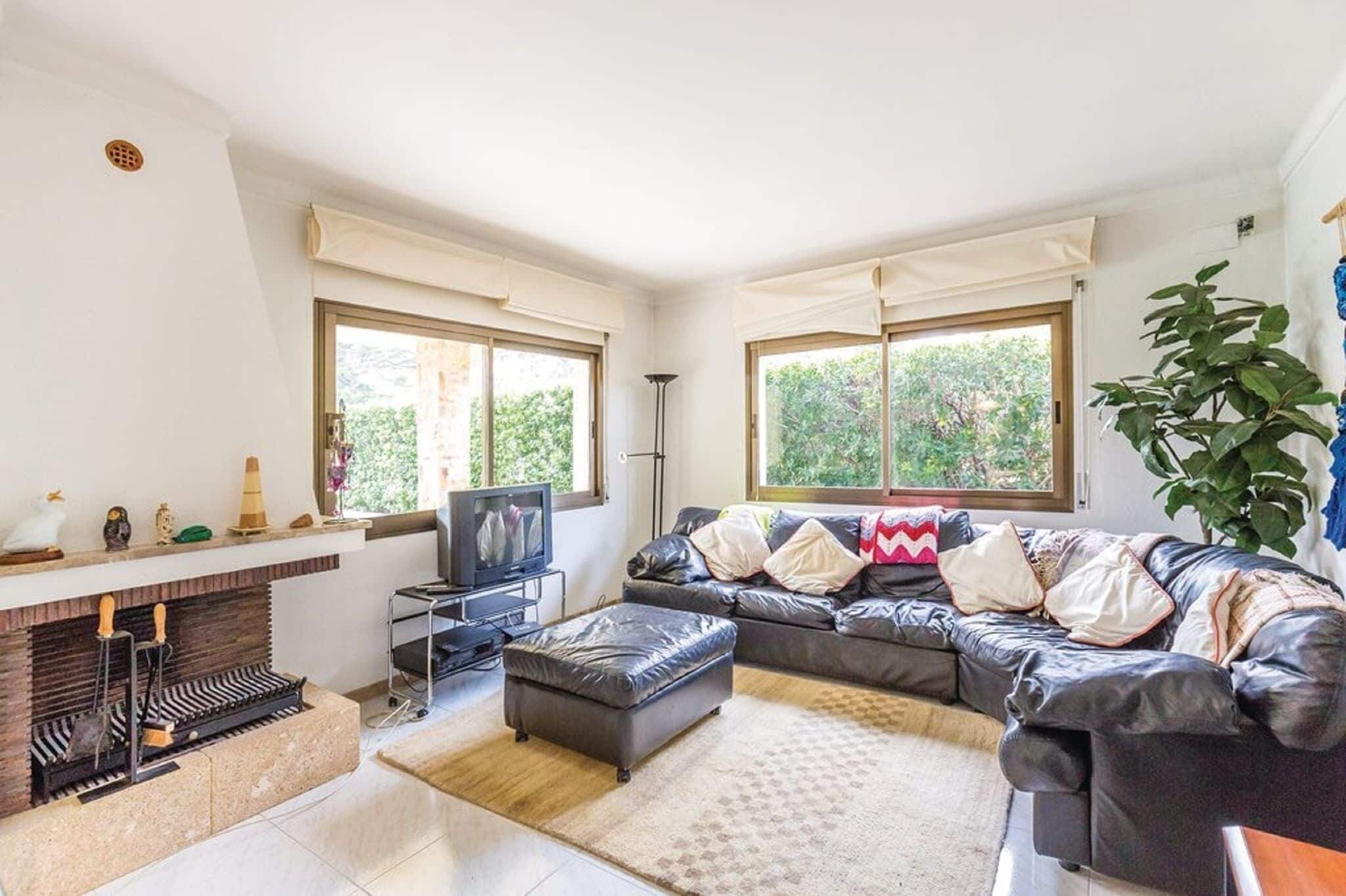 Een smart-tv en een open haard