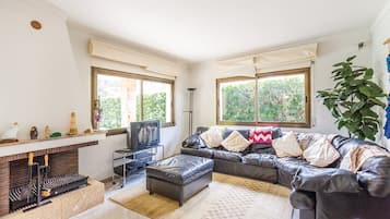 Een smart-tv en een open haard