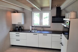 Frigorifero, microonde, forno, piano cottura