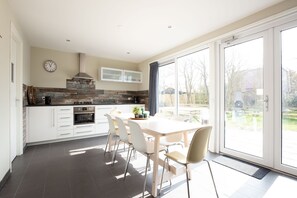 Jääkaappi, mikroaaltouuni, liesi, astianpesukone