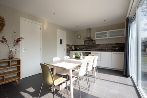 Dining - Cozy vacation home with a hot tub (Callantsoog)