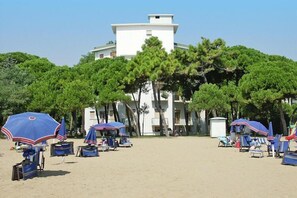 On the beach, sun-loungers - Residence Ariston in Lido di Jesolo (Lido di Jesolo)