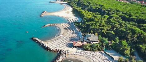 Una spiaggia nelle vicinanze
