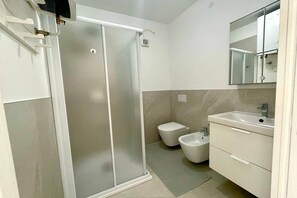 Shower, bidet - Apartment in Porto Santa Margherita (VE) (Porto Santa Margherita (VE))