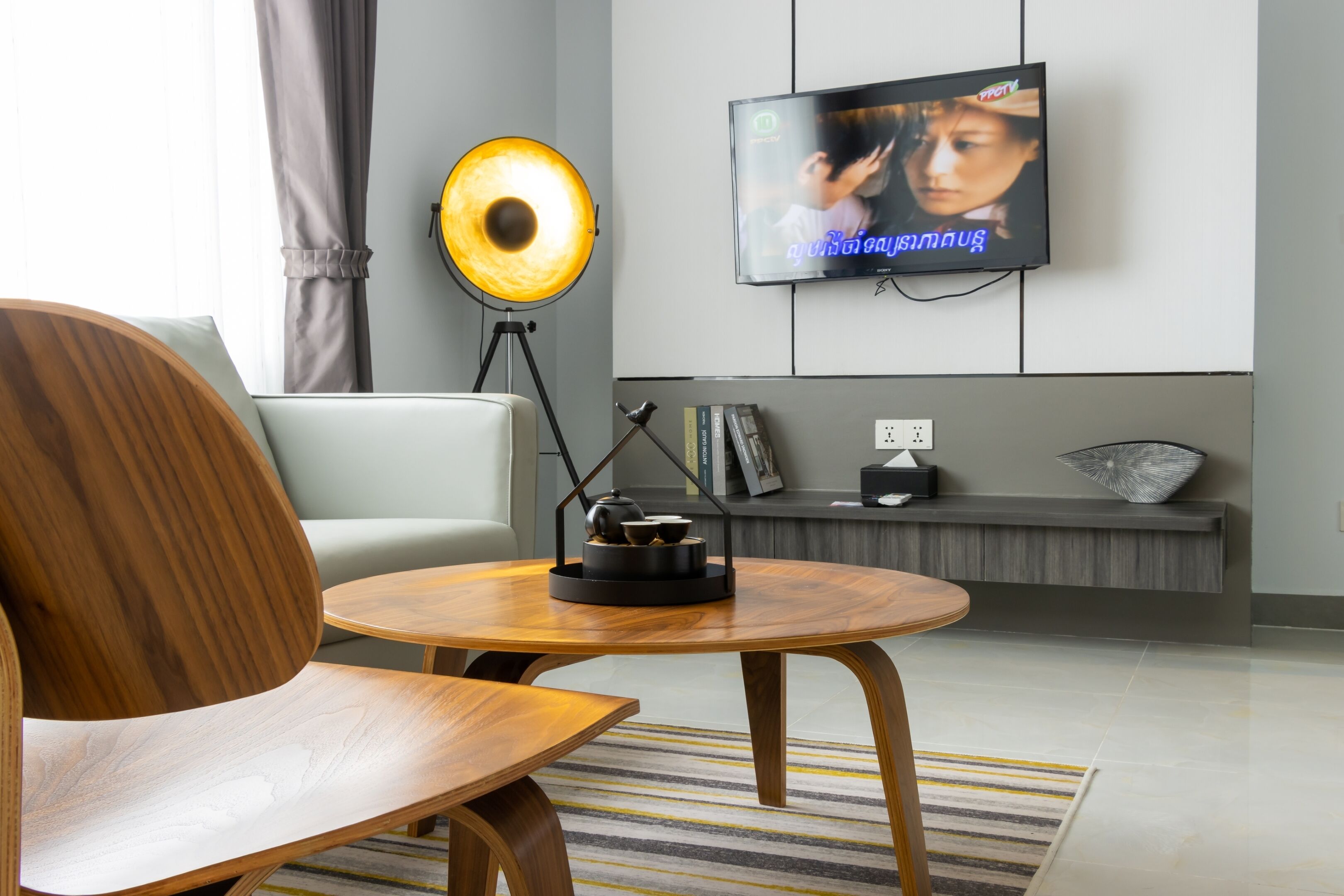 CDX Deluxe Room | Allergitestade sängkläder, värdeförvaringsskåp på rummet och skrivbord