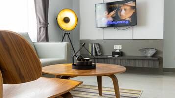 CDX Deluxe Room | Hypo-allergenic bedding, in-room safe, desk, blackout drapes