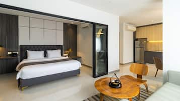 CDX Deluxe Room | 1 bedroom, hypo-allergenic bedding, in-room safe, desk