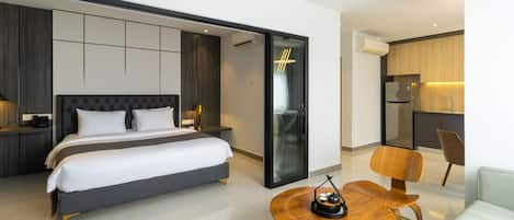 CDX Deluxe Room | Bộ đồ giường kháng dị ứng, két bảo mật tại phòng, bàn, màn/rèm cản sáng 