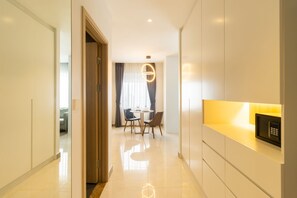 CDX Deluxe Room | Hypo-allergenic bedding, in-room safe, desk, blackout drapes - CDX Residence  (Phnom Penh)