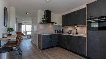 Kühlschrank, Mikrowelle, Herdplatte, Geschirrspüler