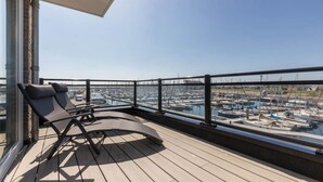 Ein Balkon mit Blick auf eine Marina.