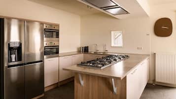 Frigorífico, microondas, lavavajillas y cafetera o tetera