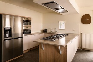 Fridge, microwave, dishwasher, coffee/tea maker