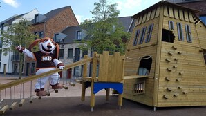 A playground with a wooden climbing structure and a swing set. - Wellness Home in Maastricht w/ Sauna (Maastricht)