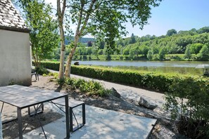 Outdoor dining - Holiday Home in Vielsalm with Lake View (Vielsalm)