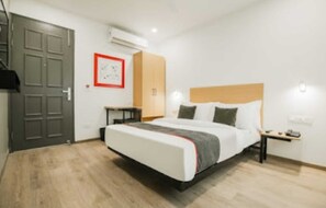 Deluxe Double Room | Bed sheets - The Town House (New Delhi)