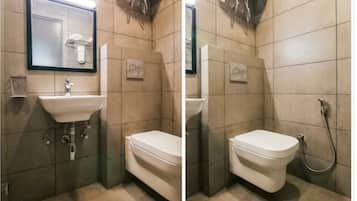 Deluxe Double Room | Bathroom | Towels