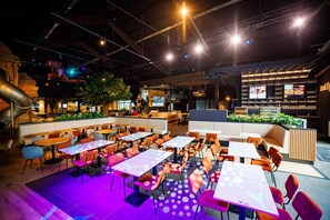 Dining - Spacious Villa by Lake (Maurik)