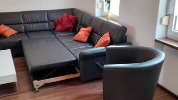 Fernseher, Tischfußball, Tischtennisplatte