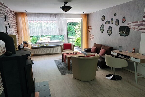 Smart TV, fireplace, DVD player, stereo