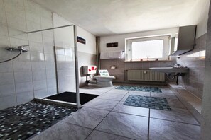 Shower, hair dryer - Delightful Apartment in Goslar with Garden and Terrace (Goslar)