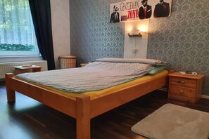 2 bedrooms, iron/ironing board, internet