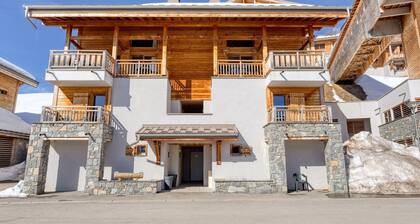 Verschneites Chalet mit Aussicht